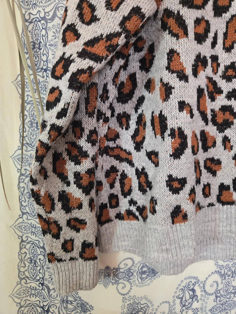 4/$15 Animal Print Y2k Signature Studio Gray Leopard Print Fuzzy Sweater XL